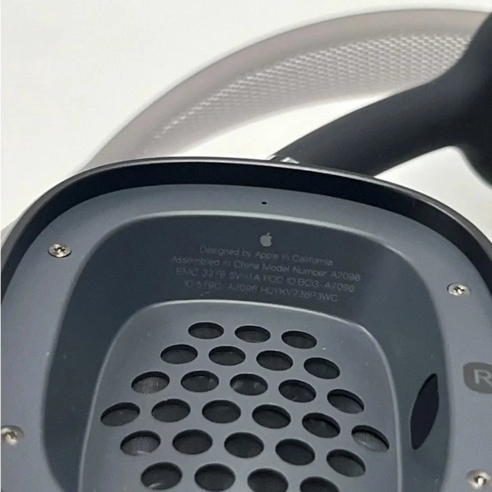 Apple Black VR Headset with Ergonomic Design and Matte Finish